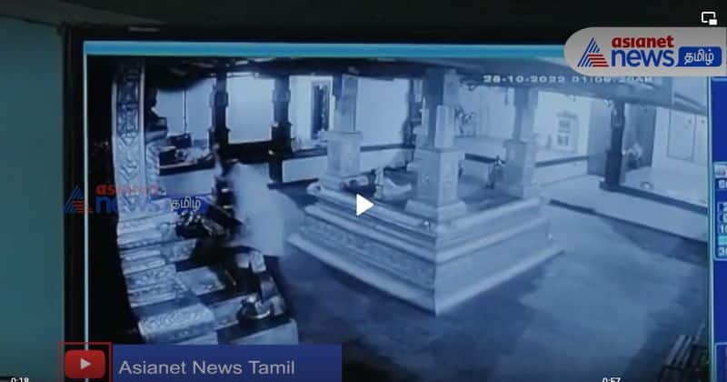 A man wear Mask and offers respects before breaking into Alappuzha temple - CCTV video