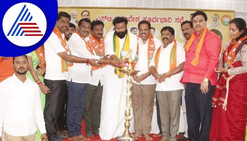 More than 10 lakh people are expected to attend the Ballari ST convention Says B Sriramulu gvd