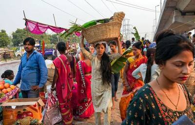 छठ पूजा की तैयारियों को अंतिम रूप देने बाजार में उमड़ी भीड़, 10 फोटो में देखिए आज की मनमोहक झलकियां