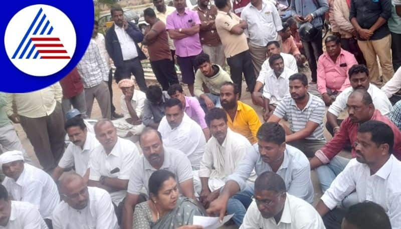 Village Member PDO Clash Congress protest in front of police station at chikkamagaluru rav