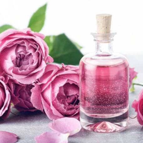 Face Glow: రాత్రి పడుకునే ముందు రోజ్ వాటర్ ముఖానికి రాస్తే ఏమౌతుంది?