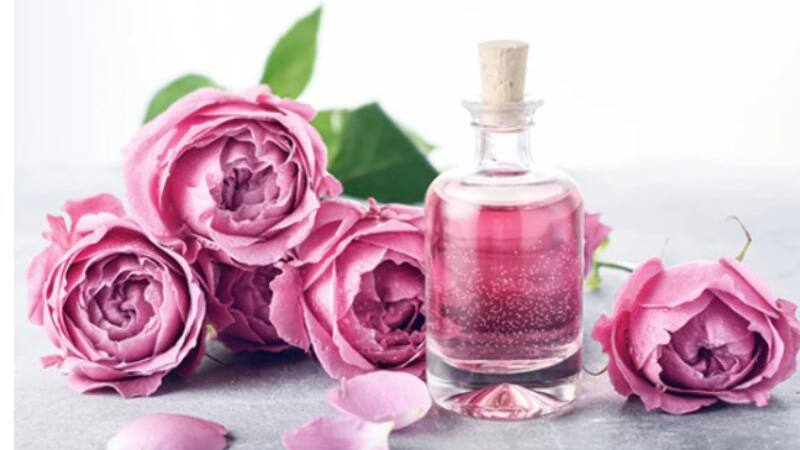Face Glow: రాత్రి పడుకునే ముందు రోజ్ వాటర్ ముఖానికి రాస్తే ఏమౌతుంది?