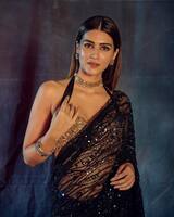 ట్రాన్స్పరెంట్ బ్లాక్ శారీలో కృతి సనన్ హొయలు.. కొంగు చాటు దాగున్న అందాలన్నీ చూపిస్తూ రచ్చ.. 