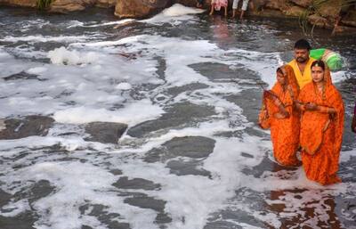 अस्त होते सूर्य को श्रद्धालुओं ने दिया अर्घ्य, 10 फोटों में देखिए आज कहां क्या हुआ 