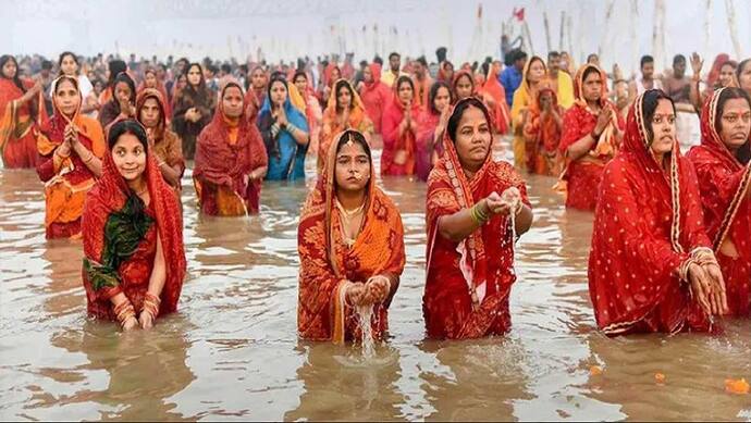 उगते सूरज को अर्घ्य देने के साथ ही संपन्न हुई छठ पूजा, 36 घंटे निर्जला व्रत के बाद महिलाओं ने तोड़ा उपवास 