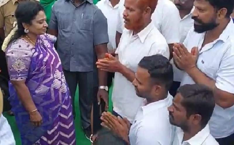 prisoners asked for forgiveness and release to tamilisai when she visits kalapatu central jail