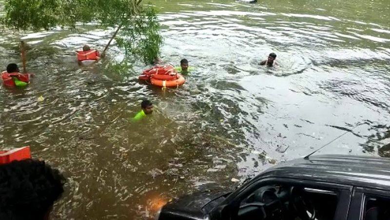 car overturned in a pond.. 4 members of the same family were killed in thiruvarur