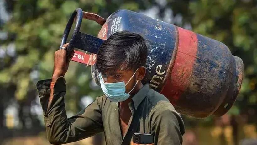 LPG Cylinder: ఎల్పీజీ గ్యాస్ వినియోగదారులకు షాక్...నేటి నుంచి ఈ సిలిండర్లపై రూ.209 పెంపు..