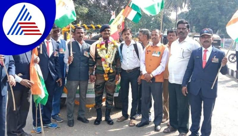 Soldier retires on Kannada Rajyotsava day A grand welcome from the villagers at gadag rav