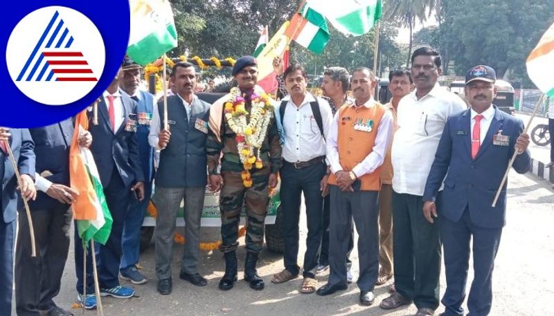 Soldier retires on Kannada Rajyotsava day A grand welcome from the villagers at gadag rav