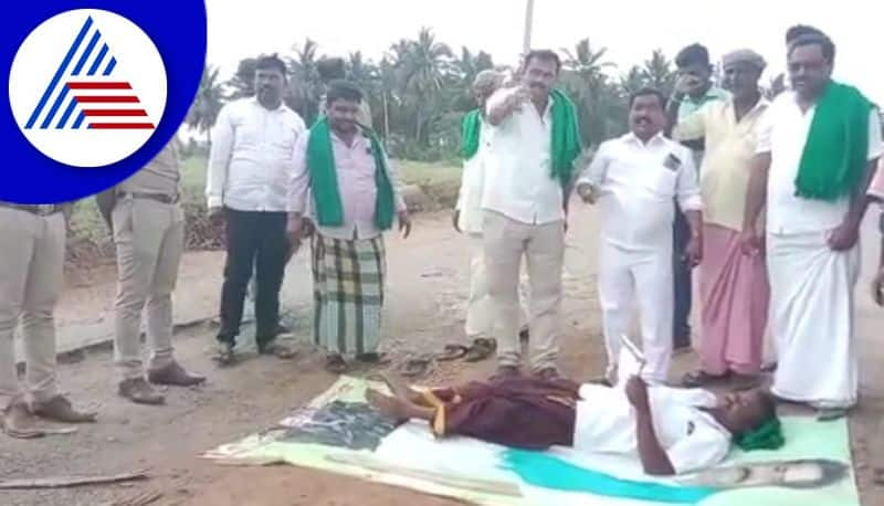 Farmer leaders protested differently on the road at haveri gvd