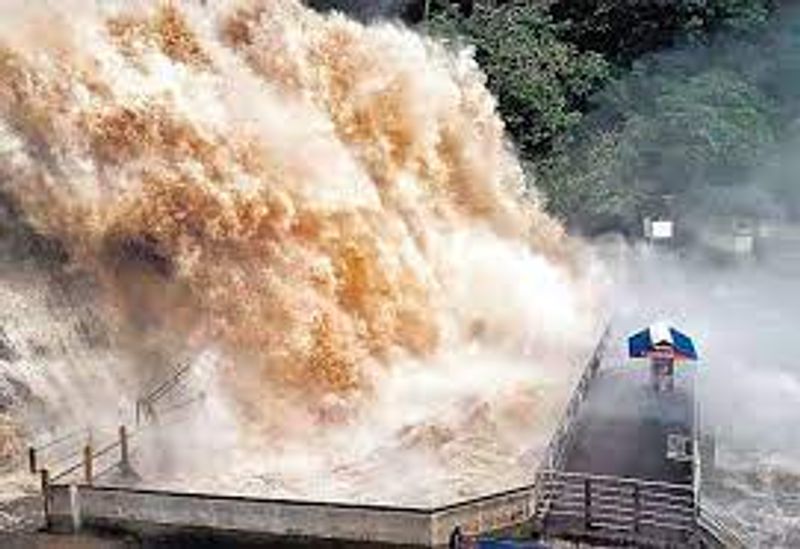 Heavy flooding in Courtalam tourists are prohibited from bathing