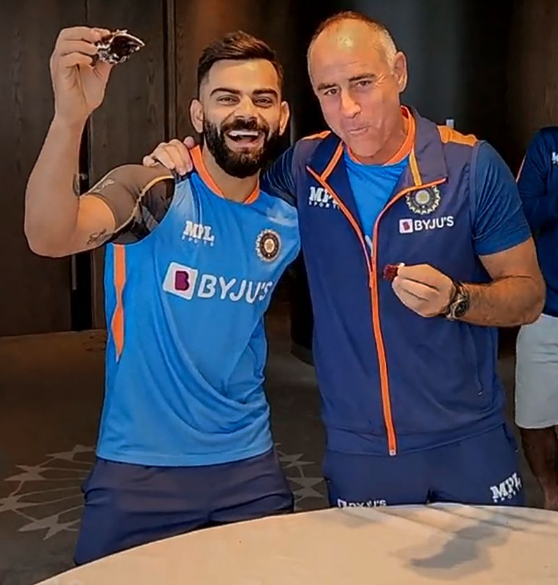 ICC T20 World Cup 2022: Virat Kohli turns 34 - Cheeku celebrates birthday with Men in Blue in Melbourne as wishes pour in (WATCH)-ayh