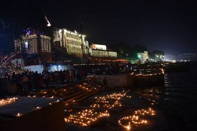 Dev deepawali 2022: लाखों दीयों से रोशन हुई शिव की नगरी, उत्सवजीवी काशी में दीपों से हुआ मां गंगा का श्रृंगार