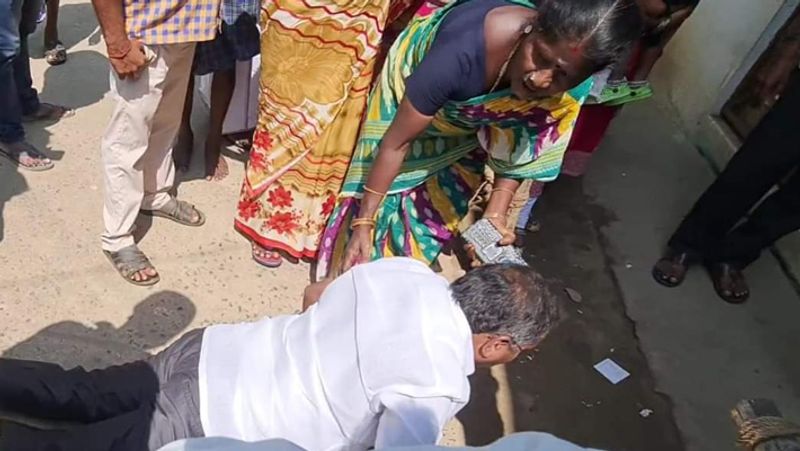 pmk mla arul fell on the feet of Tasmac shop employees