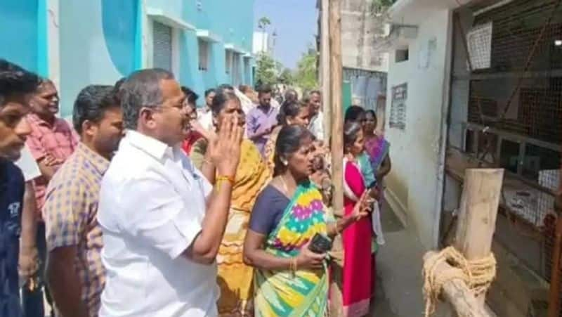 pmk mla arul fell on the feet of Tasmac shop employees