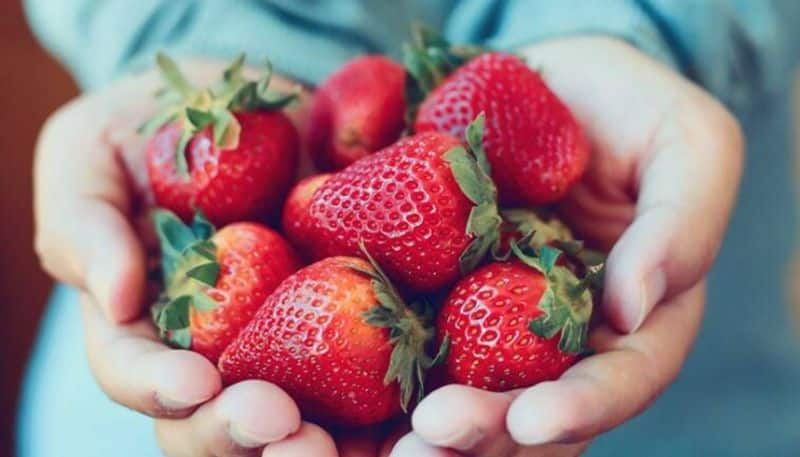 strawberry face packs for skin care