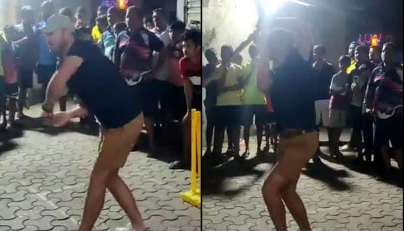 AB de Villiers played Gully Cricket in Mumbai Streets, Video Went Viral 