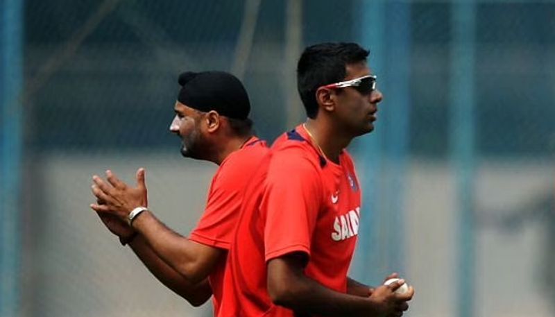 Harbhajan Singh and Abhinav Mukund trolls Ashwin after he smells jacket