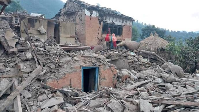 Earthquake in Nepal, many people died, see pictures of house collapse