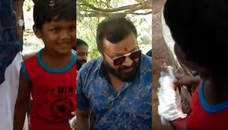 actor suresh gopi take photo with his child fan