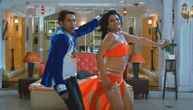 Bhojpuri SEXY Video: Monalisa shows off her curves in BOLD cut-out dress, seduces Nirahua-WATCH RBA