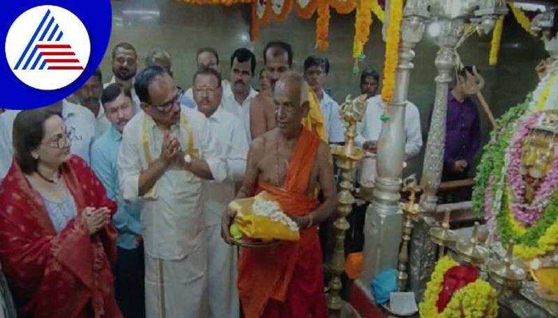 Veteran Actress Jaya Prada Visited to Kapu Mariamma Temple in Udupi grg