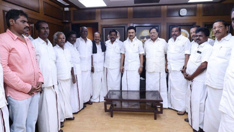 Former AIADMK MLAs join DMK.. OPS, EPS Shock