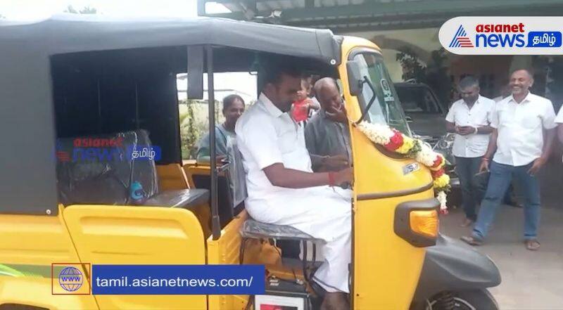 SP Velumani drove the auto of admk member and video goes viral on social media