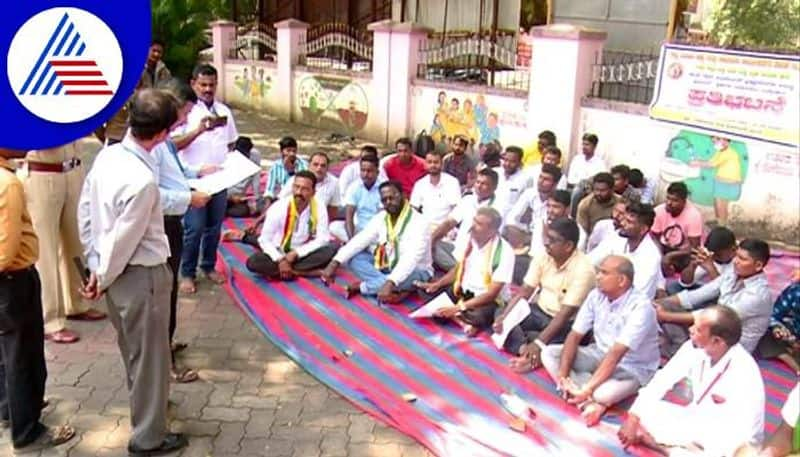 Held Protest for Corruption in Hebale Grama Panchayat in Uttara Kannada grg