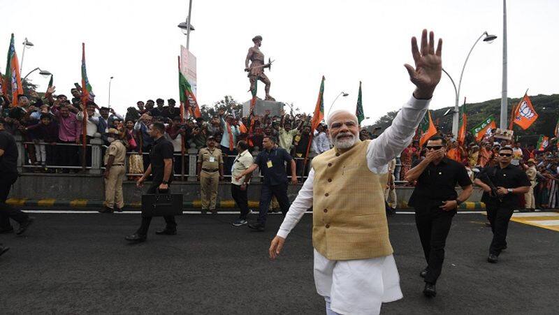 PM Modi breaks protocol in Bengaluru, gets off his car at traffic signal to greet supporters