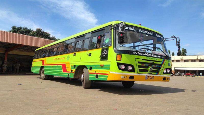 Karnataka state bus stopped in Kolhapur by Shiva sena workers and painted Jai Maharashtra on Belagavi Border issue ckm