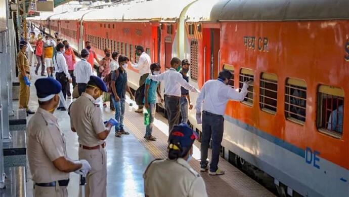 अब अनरिजर्व्ड टिकट के लिए लंबी लाइनों से छुटकारा, घर बैठे इन 9 आसान स्टेप्स को फॉलो कर बुक करें ट्रेन टिकट 