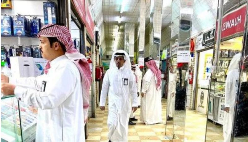 two expats caught during raids in mobile phone shops in Saudi Arabia to be deported