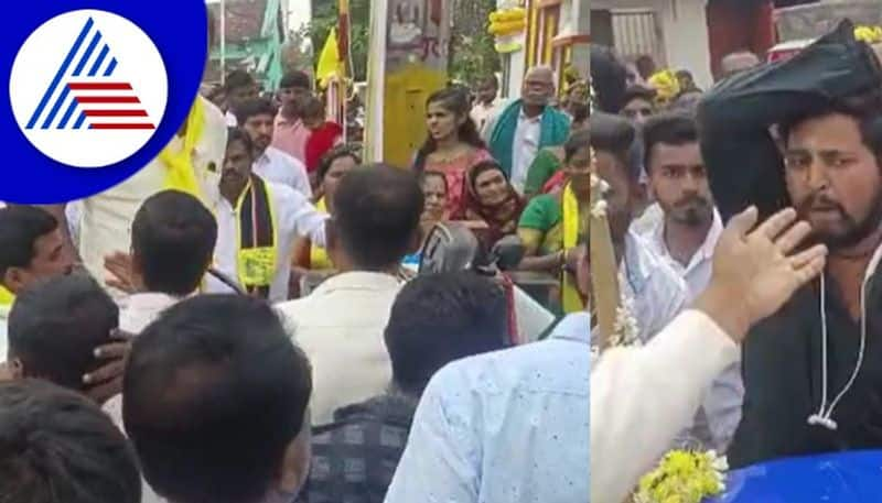 Ex MLA Srinivas  went to Kanaka Jayanti program  interrupted by peoples rav