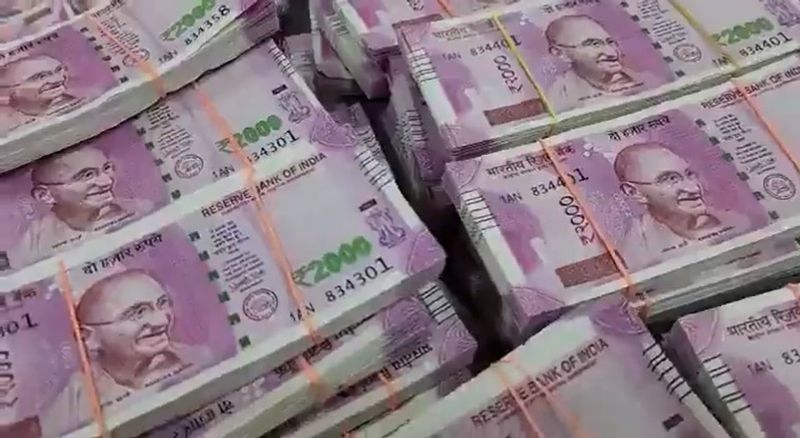 More than 2 31 crore cash found in Rajasthan Government office after RBI withdrawal RS 2000 bank notes ckm