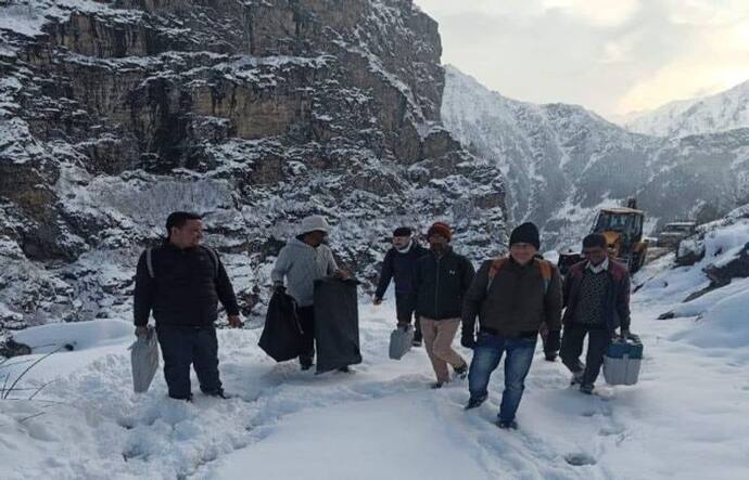 लोकतंत्र मजबूत करने को दुर्गम रास्तों से पोलिंग बूथों पर पहुंची थीं टीमें, कई किमी पैदल चले.. पहाड़ भी चढ़े 