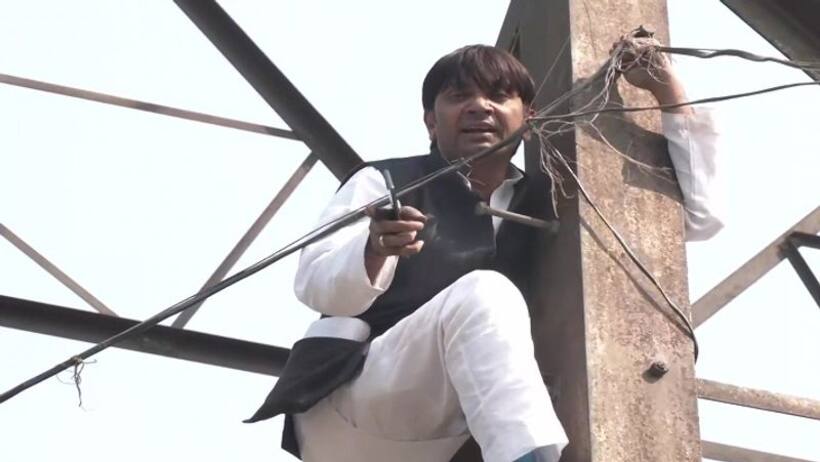 Delhi MCD Polls: टिकट नहीं मिला तो शोले के वीरू बने आप के पूर्व पार्षद, बिजली टावर पर चढ़कर कहा  दे दूंगा जान