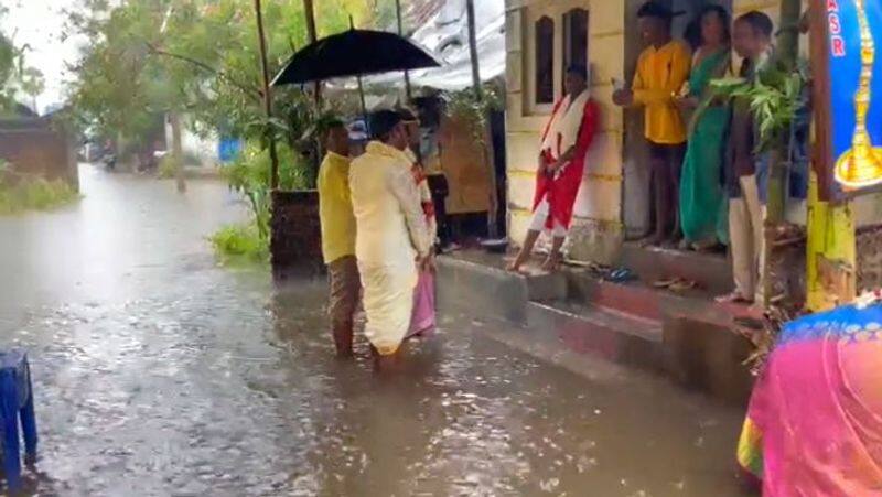 couple who got married in Cuddalore amid heavy rain viral video