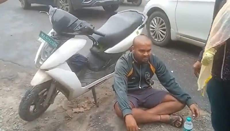 Bengaluru man protests on road after accident due to pothole; watch video - gps