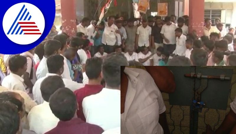 Congress workers protest agains bjp govt infron of tahsildar office in kaduru rav