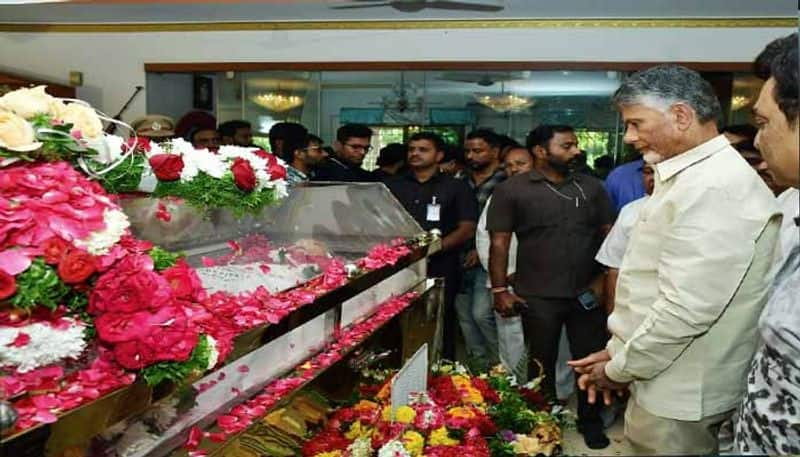 TDP Chief Chandrababu Naidu Pays Tribute To Hero Krishna