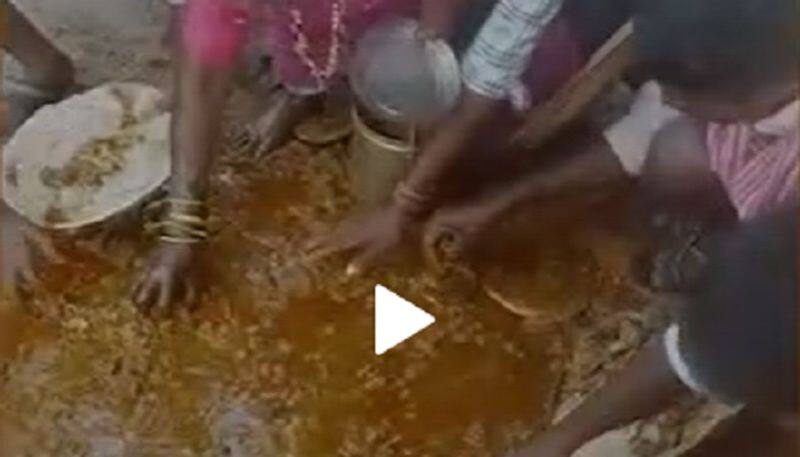 People Rush to Get Piece of Meat in Chitradurga grg