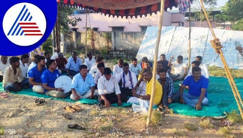 Dalit residents stage protest graveyard space in chikkamagaluru gow