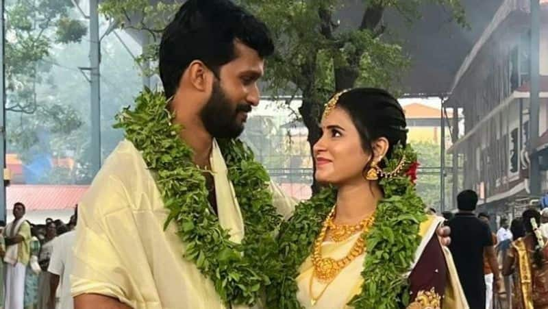 Vijay tv cook with comali fame Rithika Tamilselvi marriage Photos viral