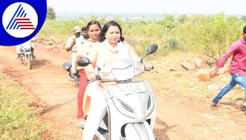 DC Snehal Reached the Village on Scooty at Surapura in Yadgir grg