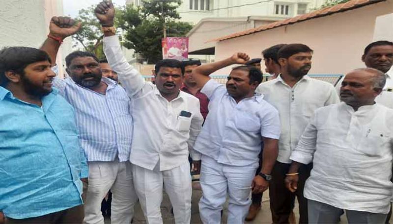 Telangana Minister  Malla  Reddy  Reaches  To  Suraram  Hospital For  seeing  son  Mahender  Reddy  