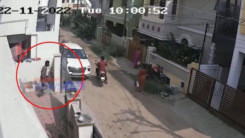 A person broke into a house in Coimbatore and stole gold jewelry chain from a woman! CCTV footage!