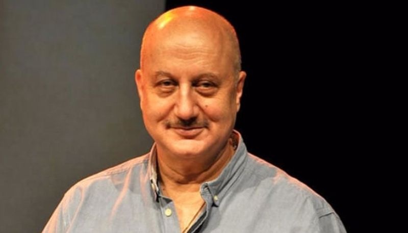 Video Anupam Kher at Wagah Border sings  'Aye Watan Tere Liye' RBA