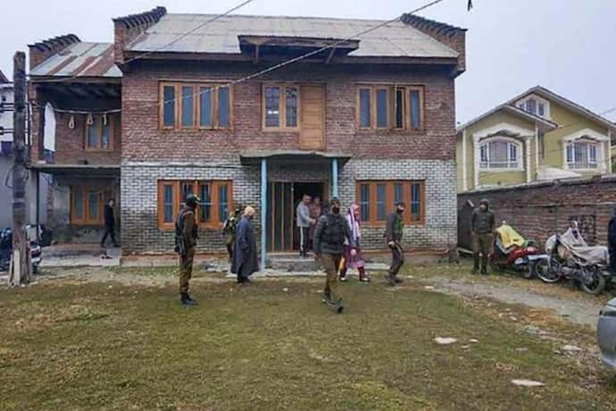  J-K में पत्रकारों को धमकियों के बाद आतंकवादी संगठनों और संदिग्धों के ठिकानों पर छापेमारी, पढ़िए पूरी डिटेल्स